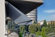 Die Balkon- und Ladenmarkise Italia ist eine Lösung, mit der Sie sowohl den Balkon als auch das Fenster und das Schaufenster beschatten können