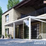 Die Gumax Glas-Terrassenüberdachung, erweitert um verschiebbare Glaswände, bildet einen eleganten, klassischen Wintergarten in hellen Farben.