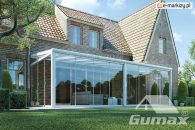 Eine Überdachung des Terrassenbereichs mit Polycarbonat von Gumax, ergänzt durch verschiebbare Glaswände, bildet eine elegante Struktur für den Wohnbereich auf der Terrasse.