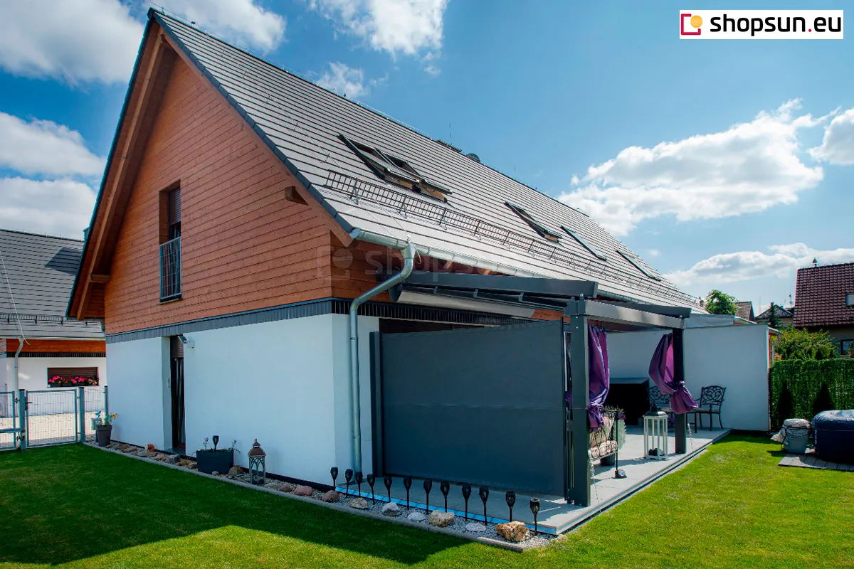 Überdachte Terrasse mit der Markise Bora und einer Aluminiumpergola mit Stoffdach – Seitenmarkisen von Selt